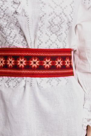 Brau traditional rosu cu motiv floral crem Carmina [0]