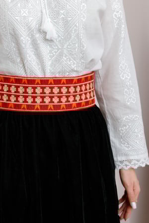 Brauri si marame - Brau traditional rosu cu motiv floral crem Ivona 01