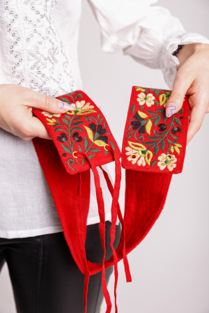 Brau traditional rosu cu motiv floral multicolor Crenguta [2]