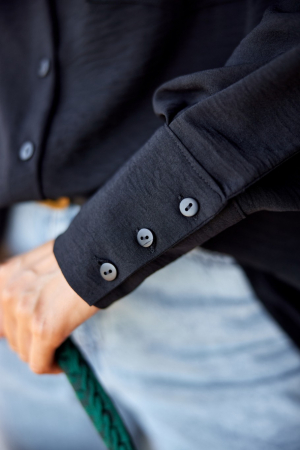 Camasa neagra asimetrica cu maneci lungi [1]