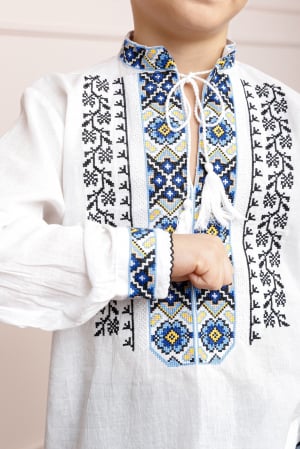 Camasa traditionala de baieti alba cu motiv floral albastru Mugur [1]