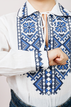Camasa traditionala de baieti alba cu motiv geometric albastru Codrin 02 [1]