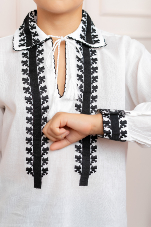 Camasa traditionala de baieti alba cu motiv geometric negru Ivan [1]