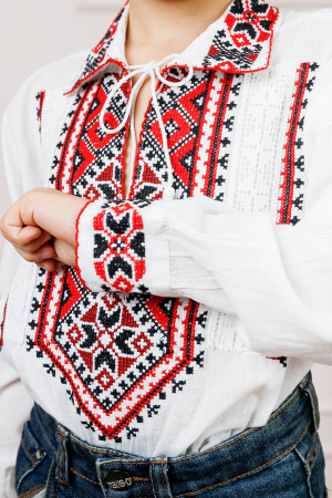 Camasa traditionala de baieti alba cu motiv geometric rosu Flavius 02 [1]