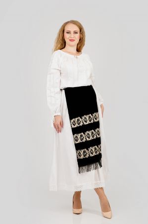 Catrinta traditionala neagra cu broderie florala aurie Florenta 01 [3]