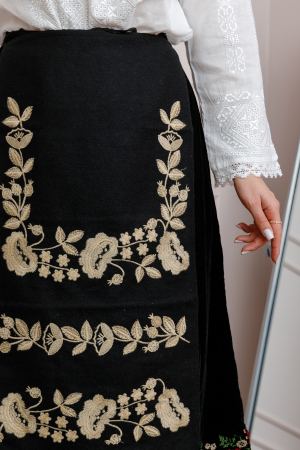 Catrinta traditionala neagra cu broderie florala aurie Madalina [1]