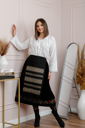 Catrinta traditionala neagra cu broderie florala aurie Ruxandra [3]