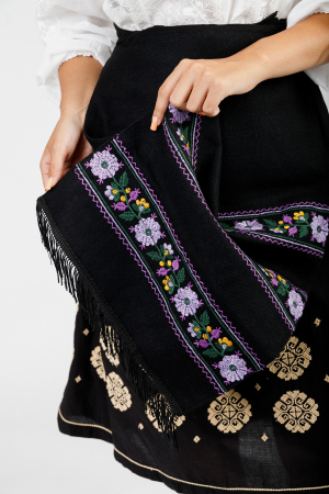Catrinta traditionala neagra cu broderie florala mov Maria 02 [1]