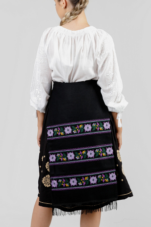 Catrinta traditionala neagra cu broderie florala mov Maria 02 [3]
