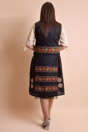 Catrinta traditionala neagra cu broderie florala rosie Maria [4]