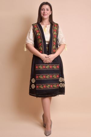 Catrinta traditionala neagra cu broderie florala rosie Maria [2]