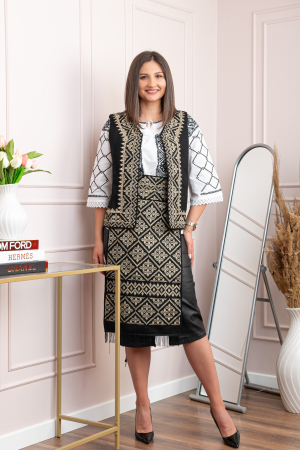 Catrinta traditionala neagra cu broderie geometrica aurie Dorina [3]
