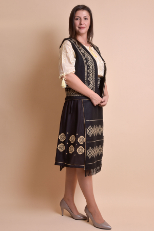 Catrinta traditionala neagra cu broderie geometrica crem Ana [2]