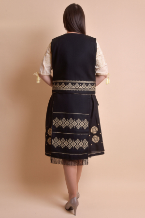 Catrinta traditionala neagra cu broderie geometrica crem Ana [3]