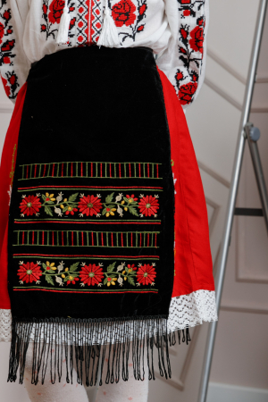 Imbracaminte copii - Catrinta traditionala neagra pentru fetite cu broderie florala rosie Sonia 02