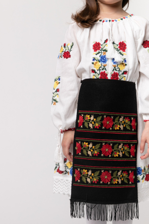 Catrinta traditionala neagra pentru fetite cu broderie florala rosie Sonia [0]