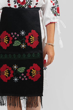 Catrinta traditionala neagra pentru fetite cu broderie florala rosie Zina [0]