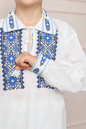 Compleu traditional alb pentru baieti cu motiv floral albastru Mugur [1]