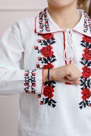 Compleu traditional alb pentru baieti cu motiv floral rosu Calin [1]