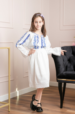 Compleu traditional alb pentru fetite cu motiv floral albastru Oana [0]