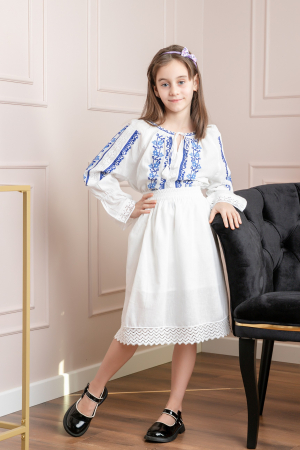 Compleu traditional alb pentru fetite cu motiv floral albastru Oana [3]