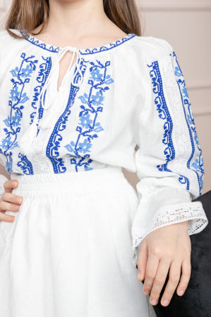 Compleu traditional alb pentru fetite cu motiv floral albastru Oana [1]