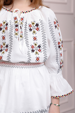 Compleu traditional alb pentru fetite cu motiv floral multicolor Romanita [3]