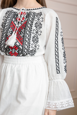 Ie traditional alba pentru fetite cu motiv floral rosu Ava [1]