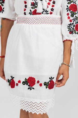 Compleu traditional alb pentru fetite cu motiv floral rosu Maria [3]