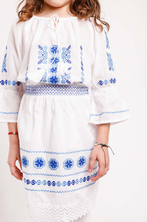 Compleu traditional alb pentru fetite cu motiv geometric albastru Ada [1]