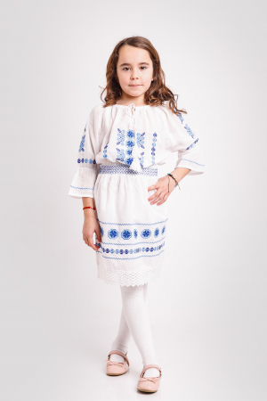 Compleu traditional alb pentru fetite cu motiv geometric albastru Ada [0]