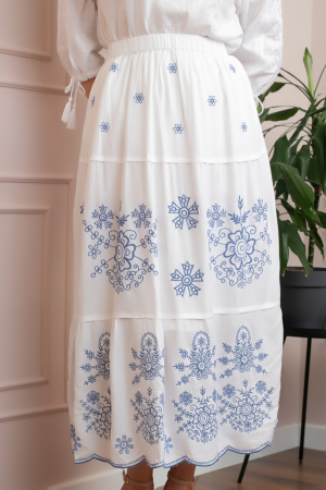 Fusta alba cu broderie florala albastra Carmen 03 [1]