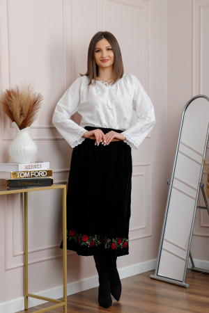 Fusta neagra din catifea cu broderie florala rosie Sofia [3]