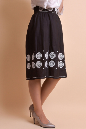 Fusta traditionala neagra cu broderie florala alba Eva 01 [6]