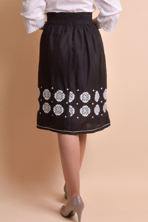 Fusta traditionala neagra cu broderie florala alba Eva 01 [8]