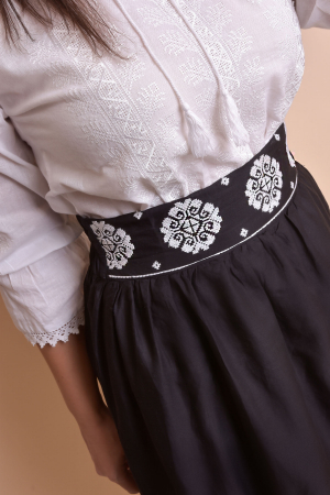 Fusta traditionala neagra cu broderie florala alba Eva 01 [1]