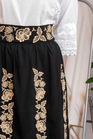 Fusta traditionala neagra cu broderie florala aurie Claudia [1]
