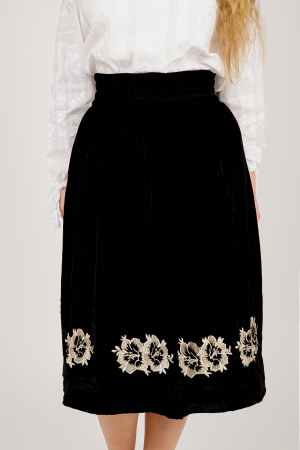 Fusta traditionala neagra cu broderie florala aurie Florenta 01 [1]
