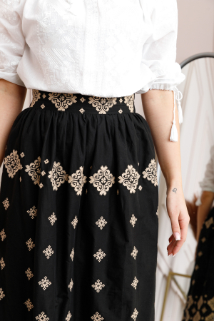 Fusta traditionala neagra cu broderie florala aurie Ramona 01 [1]