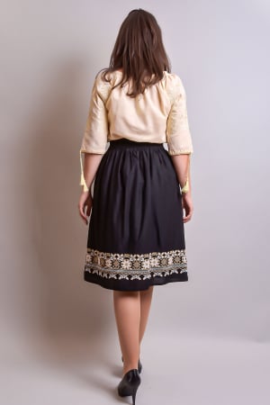 Fusta traditionala neagra cu broderie florala crem Emilia [5]