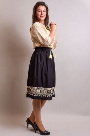 Fusta traditionala neagra cu broderie florala crem Emilia [3]