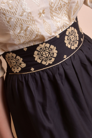 Fusta traditionala neagra cu broderie florala crem Eva 02 [1]