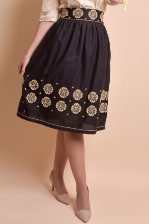 Fusta traditionala neagra cu broderie florala crem Eva 02 [2]