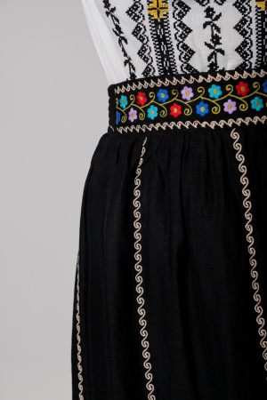 Fusta traditionala neagra cu broderie florala multicolora Catrinel [1]