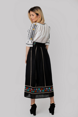 Fusta traditionala neagra cu broderie florala multicolora Catrinel [3]