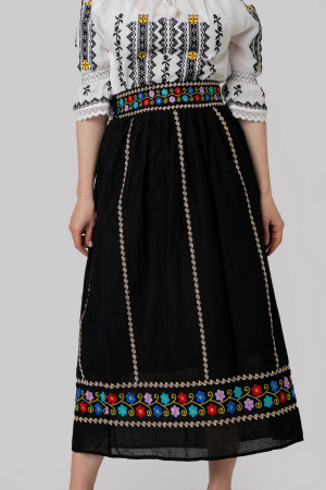 Fusta traditionala neagra cu broderie florala multicolora Catrinel [2]