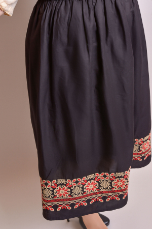 Fusta traditionala neagra cu broderie florala multicolora Narcisa [1]