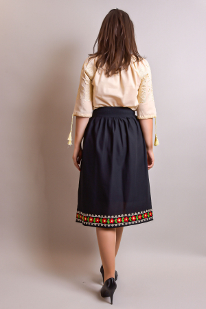 Fusta traditionala neagra cu broderie florala rosie Catalina [5]