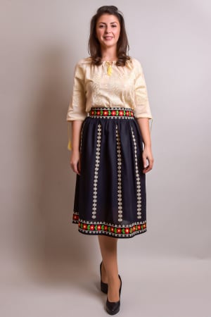 Fuste traditionale si fote - Fusta traditionala neagra cu broderie florala rosie Catalina