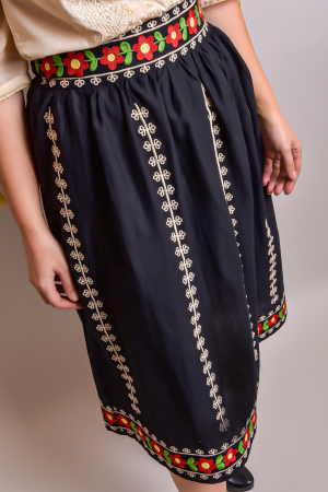 Fusta traditionala neagra cu broderie florala rosie Catalina [1]